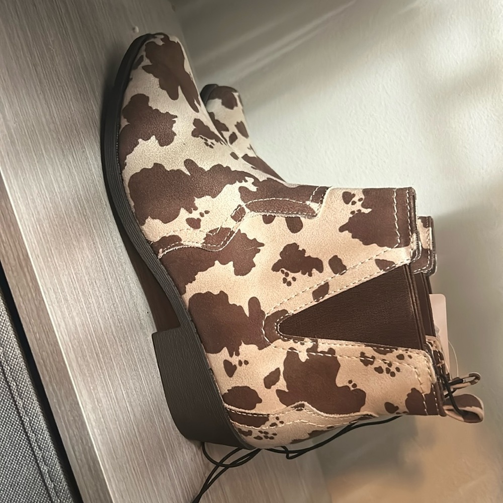 COW PRINT WOMANS BOOTS SIZE 6